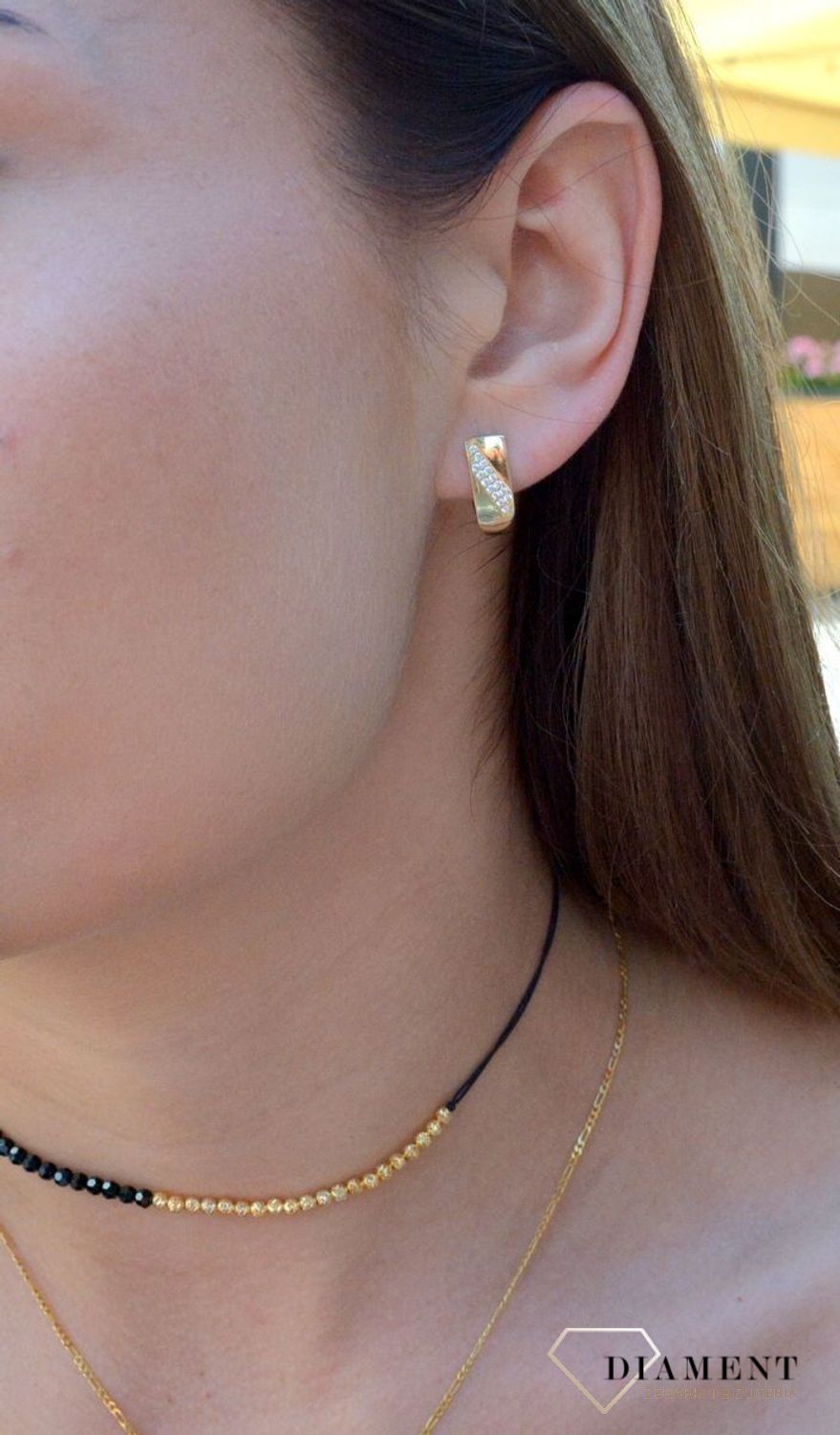 Złote kolczyki angielskie zapięcie próba 333 z cyrkonią KL 8331 Eleganckie, złote kolczyki ozdobione cyrkoniami marki Diament wykonane z próby złota 333 o wadze około 2,08 g. Ich kształt jest uniwersalny,.jpg